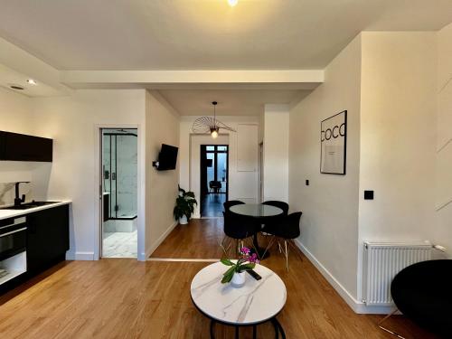 - un salon décloisonné avec une table et des chaises dans l'établissement Appartement Le Médicis - 2 chambres, à Rouen