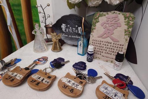 a table with keys and other items on it at 台東市民宿賞星月沐文創館Enjoy Star丨網紅民宿丨親子友善丨寵物友善丨療癒民宿丨可包棟自動麻將機卡拉OK機丨雅致庭院丨近機場娜路彎酒店 l 可自助入住 in Taitung City