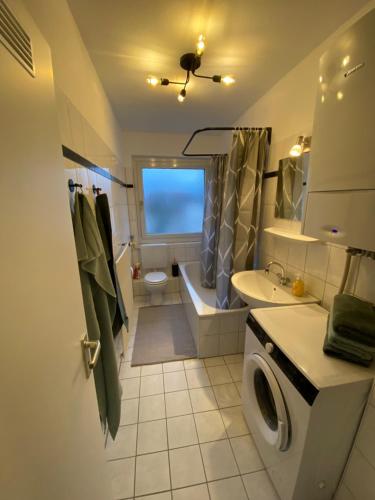 uma casa de banho com um lavatório, um WC e um lavatório. em CHARLIE , Solingen Mitte, Ferien/Messe Wohnung für bis zu 5 Personen em Solingen
