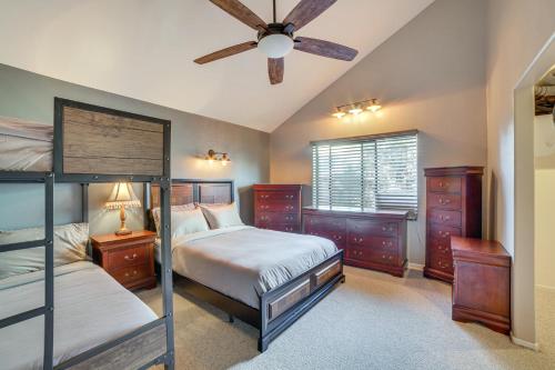 een slaapkamer met 2 bedden en een plafondventilator bij Pine Mountain Club Home with Beautiful View! in Frazier Park