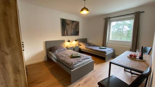 a living room with two beds and a table at CHARLIE , Solingen Mitte, Ferien/Messe Wohnung für bis zu 5 Personen in Solingen