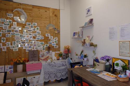 a room with a table and a wall with pictures at 台東市民宿賞星月沐文創館Enjoy Star丨網紅民宿丨親子友善丨寵物友善丨療癒民宿丨可包棟自動麻將機卡拉OK機丨雅致庭院丨近機場娜路彎酒店 l 可自助入住 in Taitung City