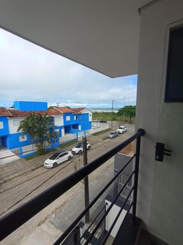 un balcón con vistas a un aparcamiento en Studio 23 vista para o mar en Pontal do Paraná