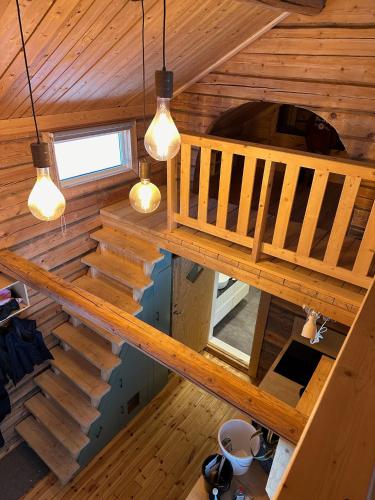 una vista sul soffitto di una scala in una cabina con luci di Cabin in the Woods a Malung