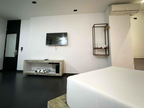 Una televisión o centro de entretenimiento en Hotel Medellin Arte