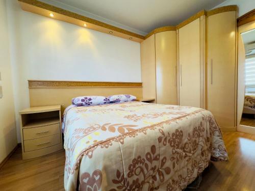 1 dormitorio con 1 cama y vestidor en MRG Acolhedor 1D em frente à Catedral de Pedra em Canela, en Canela