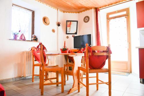 Televízia a/alebo spoločenská miestnosť v ubytovaní Chalet Les Ecrins - Studio Cabine 3/4 personnes exposé Nord-Est MAE-7994