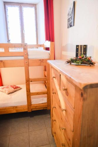 Cette chambre comprend des lits superposés et une cuisine avec un comptoir. dans l'établissement Chalet Les Ecrins - Studio Cabine 3/4 personnes exposé Nord-Est MAE-7994, à Valloire