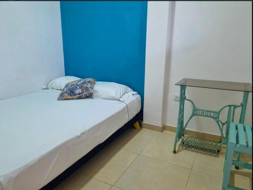 a small bedroom with a bed and a table at Apartamento Privado Palomino in Palomino
