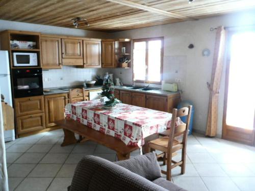 - une cuisine avec une table et un arbre de Noël dans l'établissement Chalet Les Aiguilles - 5 pièces 8 personnes 3 exposé Sud MAE-9404, à Valloire