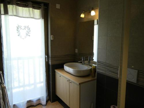La salle de bains est pourvue d'un lavabo et d'un miroir. dans l'établissement Chalet Les Pins - 3 Pièces pour 6 Personnes 84, à Valloire