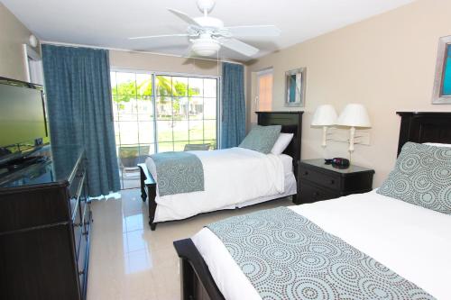 Giường trong phòng chung tại Ocean Reef Yacht Club & Resort
