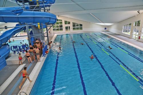 une grande piscine avec des gens dans l'eau dans l'établissement MOBIL HOME 4 personnes en bord de mer - Camping les Goélands, à Saint-Martin-Plage