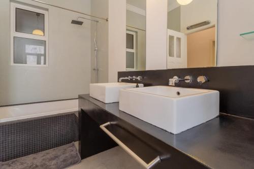 uma casa de banho com um lavatório branco e um espelho. em Charming Principe Real perfect for Families em Lisboa