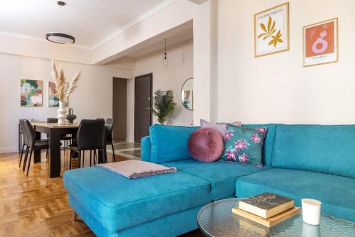 sala de estar con sofá azul y mesa en Home of Petros, en Atenas