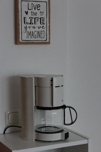 a coffee maker sitting on top of a counter at Gemütlich schnuckelige Wohnung mit -Sommer- Pool in Nidderau