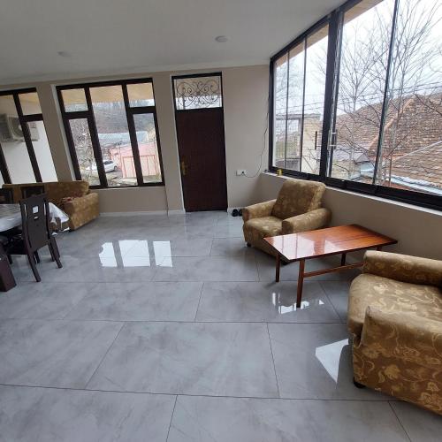 - un salon avec des canapés, une table et des fenêtres dans l'établissement Sheki Villa for big families, à Shaki