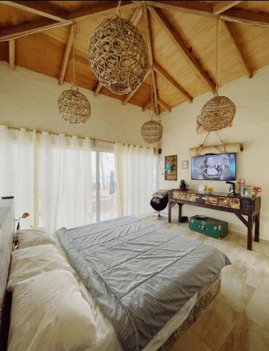 sypialnia z dużym łóżkiem i telewizorem w obiekcie Norock club y Playa w mieście Copala