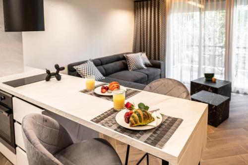 una cucina e un soggiorno con tavolo e cibo di Almasi Luxury Suites Marquise a Alexandroupoli