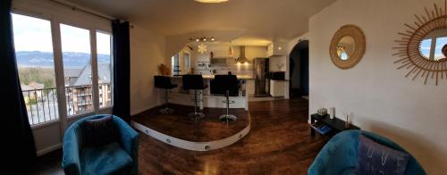 un salon avec deux chaises et un miroir dans l'établissement Appartement avec vue panoramique sur les montagnes, au Bourget-du-Lac
