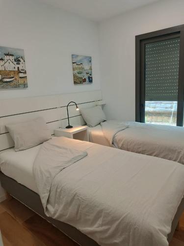 Ένα ή περισσότερα κρεβάτια σε δωμάτιο στο Moderní byt s výhledem na moře ve městě Alcaidesa