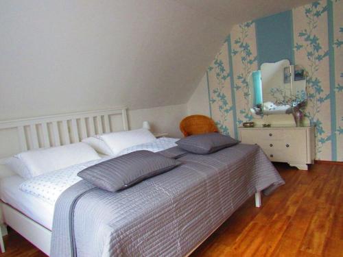 ein Schlafzimmer mit einem Bett mit zwei Kissen darauf in der Unterkunft Charming apartment in Haren Ems 