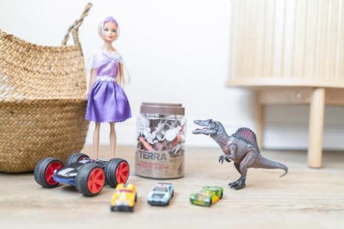 a toy dinosaur and toy cars on a table at Wolfsburg Innenstadt - HAPPYHOME - direkt in der Porschestraße, 5 Personen & Kind, 3 Zimmer in Wolfsburg