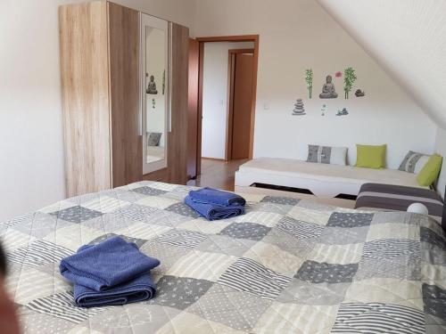 เตียงในห้องที่ Cosy apartment in Porta Westfalica