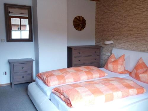 1 dormitorio con 2 camas y ventana en Snug apaartment in Oberammergau, en Oberammergau