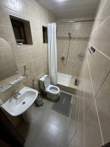 Ένα μπάνιο στο EVERLAND Guest House
