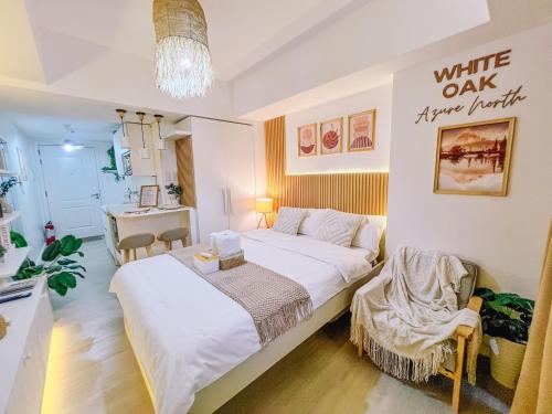 een slaapkamer met 2 bedden en een tafel. bij White Oak Bali - Azure North Pampanga in San Fernando