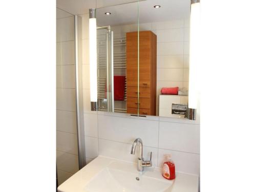 bagno con lavandino e specchio di Nice apartment in Daun-Waldkönigen 