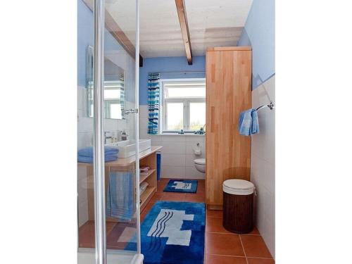 La salle de bains est pourvue d'une douche, d'un lavabo et de toilettes. dans l'établissement Müller's apartment in the Nordermühle, à Pellworm
