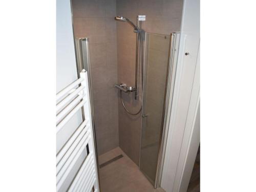een badkamer met een douche en een glazen deur bij Nice apartment in Neuenkirchen in Neuenkirchen