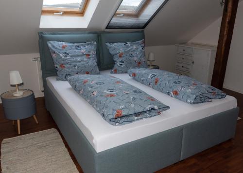 Tempat tidur dalam kamar di Moderne, gemütliche DG-Wohnung in ruhiger Lage