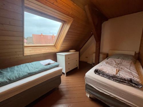 ein kleines Schlafzimmer mit einem Bett und einem Fenster in der Unterkunft Monteurzimmer Im Kraichtal! By Simplex in Kraichtal