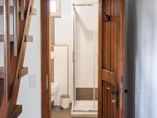 ein Bad mit WC und Glastür in der Unterkunft Lovely apartment in Straelen in Straelen