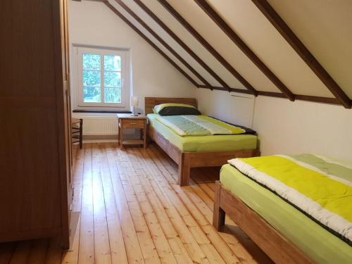 Zimmer mit 2 Betten, einem Schreibtisch und einem Fenster in der Unterkunft Lovely apartment in Straelen in Straelen