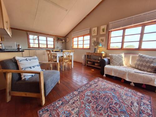 Χώρος καθιστικού στο Nyala Bush Cabin
