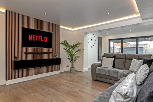 a living room with a couch and a tv at Contractors Dream~POOL TABLE~Close to Luton Airport~Three Double Bedrooms in Luton