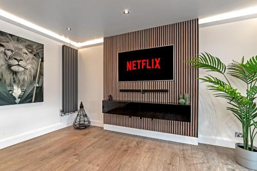 Televisyen dan/atau pusat hiburan di Contractors Dream~POOL TABLE~Close to Luton Airport~Three Double Bedrooms