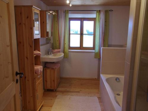 Koupelna v ubytování Characteristic apartment in Bernbeuren