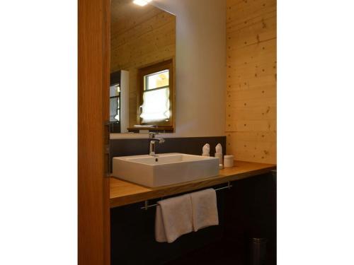 y baño con lavabo y espejo. en Holiday apartment Rohrhardsberg, en Elzach