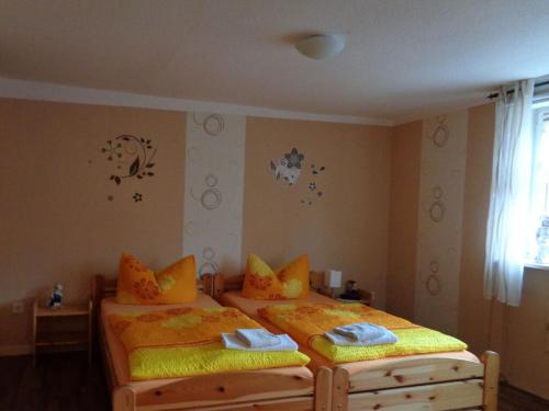 - une chambre avec 2 lits et des serviettes dans l'établissement Fantastic apartment in Reinhardshagen, à Reinhardshagen