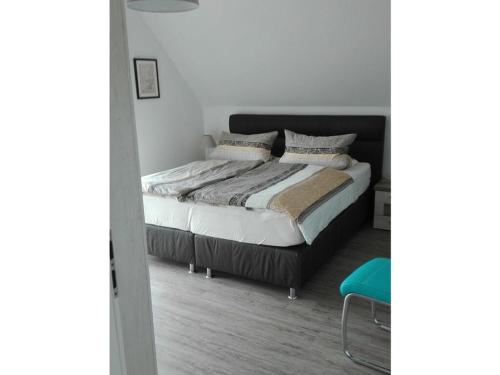 um quarto com uma cama com lençóis brancos e almofadas em Appealing apartment in Lübbenau em Lübbenau