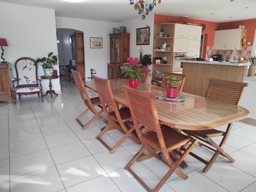 une salle à manger avec une table et des chaises en bois dans l'établissement La P'tite Etape, à Talmont-Saint-Hilaire