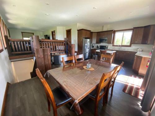 uma cozinha e sala de jantar com mesa e cadeiras em The Westview Cabin em Valemount