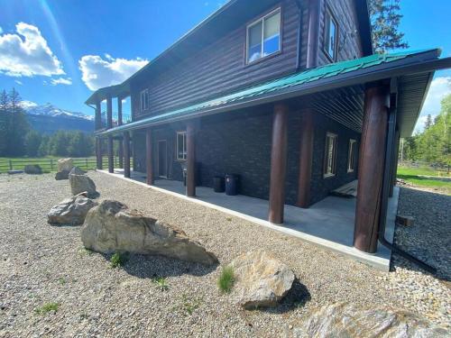 バルマウントにあるThe Westview Cabinの前に岩がある家
