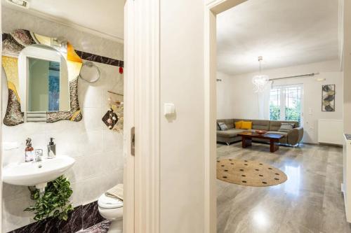 baño con lavabo y sala de estar. en Verga SeaBliss - Mariellen's Relaxing Destination, en Verga Kalamata