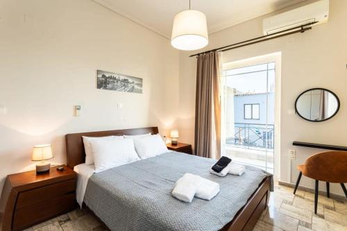 1 dormitorio con 1 cama con 2 toallas en Verga SeaBliss - Mariellen's Relaxing Destination, en Verga Kalamata